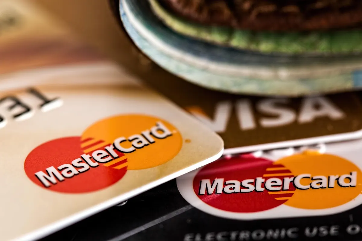 Secured vs. Unsecured Credit Cards: Which One Is Better for Building Credit?